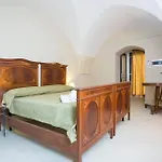 Lucrezio לינה וארוחת בוקר 4*