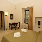 לינה וארוחת בוקר Lucrezio 4*