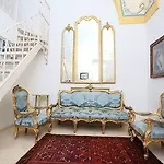 Lucrezio לינה וארוחת בוקר 4*