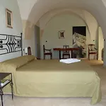 Lucrezio לינה וארוחת בוקר