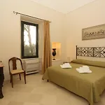Lucrezio לינה וארוחת בוקר 4*